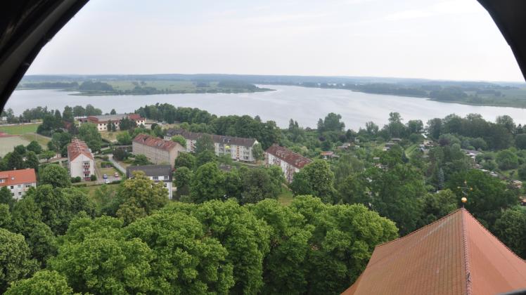 Blick vom Kirchturm auf Sternberg: Der anerkannte Erholungsort punktet durch seine Seen. 