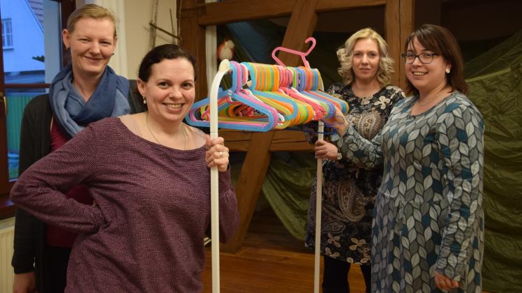 Schon bei den Vorbereitungen haben Ramona Porda, Eva Dickstefes, Andrea Burmeister und Mareen Voss (v. l.) ihren Spaß. Sie hoffen, dass sich die Kleiderstangen bald mit tollen Kinderklamotten füllen.