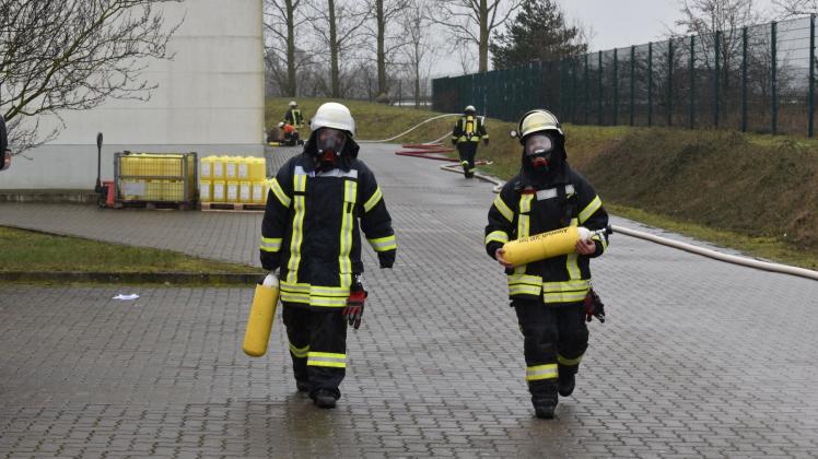 Zur Ausstattung der Feuerwehren gehört nicht nur die Einsatzkleidung, wie hier bei einem Brand in Wittenburg zu sehen, sondern auch die Dienstuniform, erklärt Wittenburgs Amtswehrführer Axel Körner.