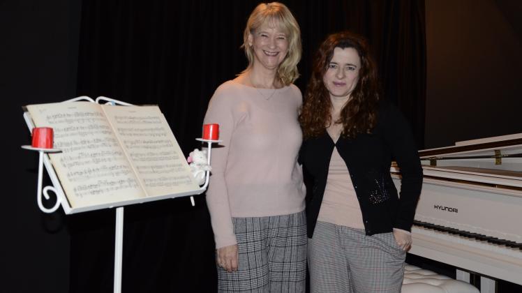 Behutsam auf die Bühne: Sabine Maria Schoeneich (links) und Simone Anders fördern junge Musiktalente mit ihrem Verein Little Opera aus Rellingen. Ihre neuen Räume sind in Pinneberg. 