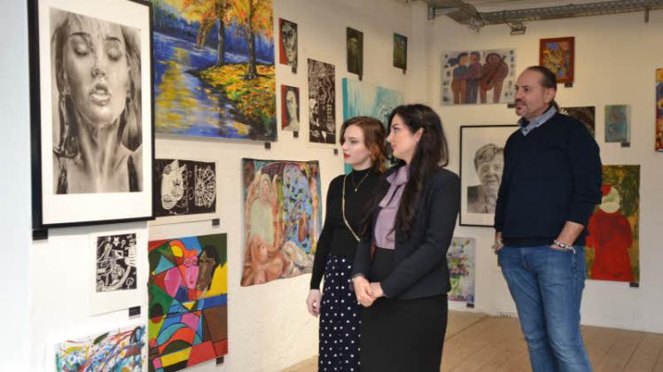 Künstler unter sich: Nino Tchapotze (von links), Raheleh Karimi und Basel Sakaan. 