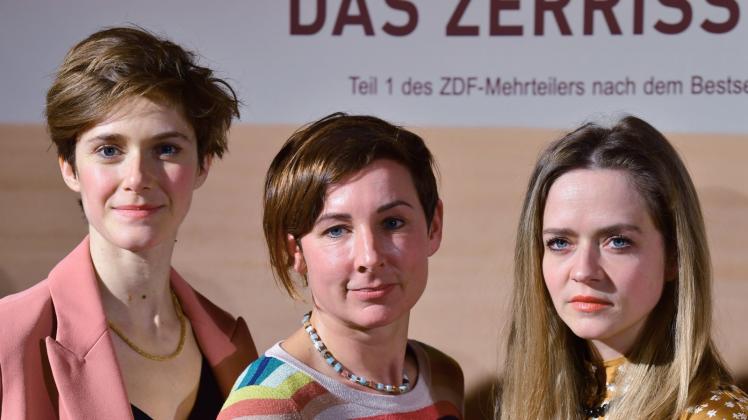 Vor der Preview des ZDF-Mehrteilers „Unterleuten“ in der Brandenburger Landesvertretung in Berlin: Schriftstellerin Juli Zeh (M.) sowie die beiden Schauspielerinnen Miriam Stein (l.) und Sarina Radomski 