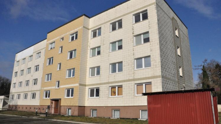 In diesem Gebäude können zusätzlich 57 Flüchtlinge mit festem Aufenthaltstitel übergangsweise wohnen.  