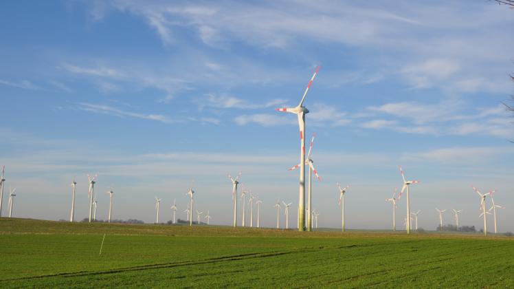 Zwischen Kreien, Grebbin, Zölkow und Kladrum gibt es in einem Kreis 40 Kilometern eine enorme Konzentration von Windrädern, hier bei Kossebade.