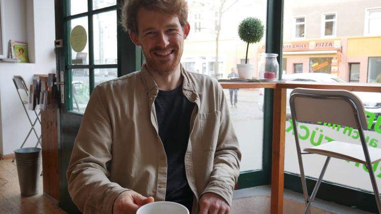 Zum Gespräch über seine Ideen für die Stadt trinkt Julian Vetten einen Milchkaffee.