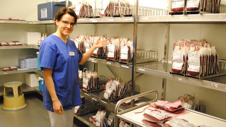 Genug Vorräte: Dr. Franka Lestin-Bernstein, stellvertretende Leiterin der Transfusionsmedizin, zeigt die Blutkonserven.