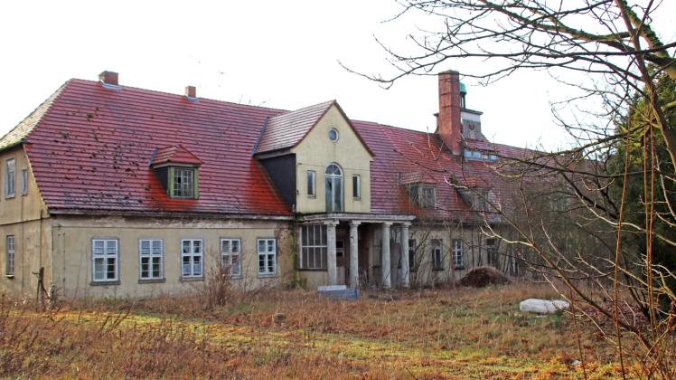 Das Gutshaus Groß Görnow heute – in alten, wie zu Stüdemann von Ehrensteins Zeiten sicher ein Prunkstück, heute total verwahrlost und heruntergekommen..