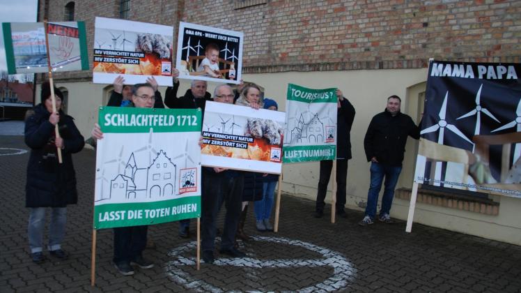 Mit Plakaten und Bannern protestierten Frauen und Männer vor der Kreistagssitzung an der Malzfabrik in Grevesmühlen. Sie forderten, den Windkraftausbau zu stoppen und zunächst zu klären, wie der aus Windkraft gewonnene Strom transportiert und gespeichert werden kann.