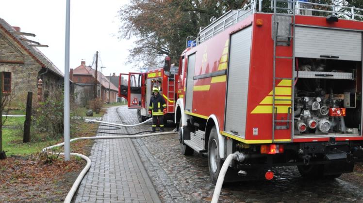 Brand im Borkower Ortsteil Woserin: Feuerwehren aus mehreren Kommunen waren im Einsatz. 