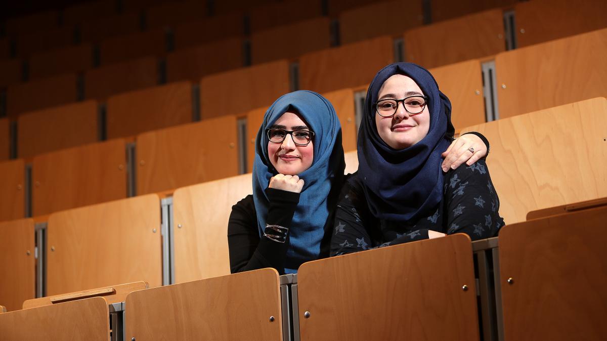Marah und Maha Aus Syrien geflüchtet, nun Informatikstudenten