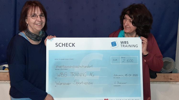 Bei der Spendenübergabe: Cornelia Ferner vom Verein und Simone Käselau von WBS Training (v.l.) 