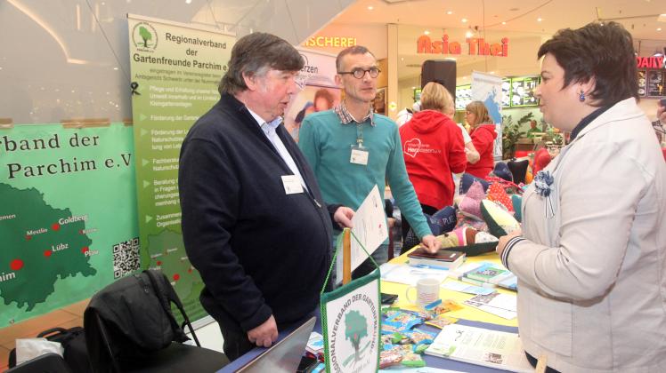 Hans-Joachim Pellin (l.) und Danilo Hebestreit vom Regionalverband der Gartenfreunde Parchim informieren die Sozialministerin Stefanie Drese (r.) über das Kleingartenwesen.