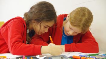 Laura (links) und Jella lösen konzentriert die Matheaufgaben.