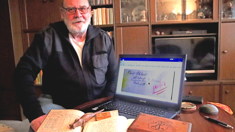 Stücke der Erinnerung an eine schwere Zeit: Wolfgang Ehlers mit den Tagebüchern seines Großvaters sowie den Erinnerungsstücken seines Vaters, die an die Zeit des Zwieten Weltkrieges erinnern. 