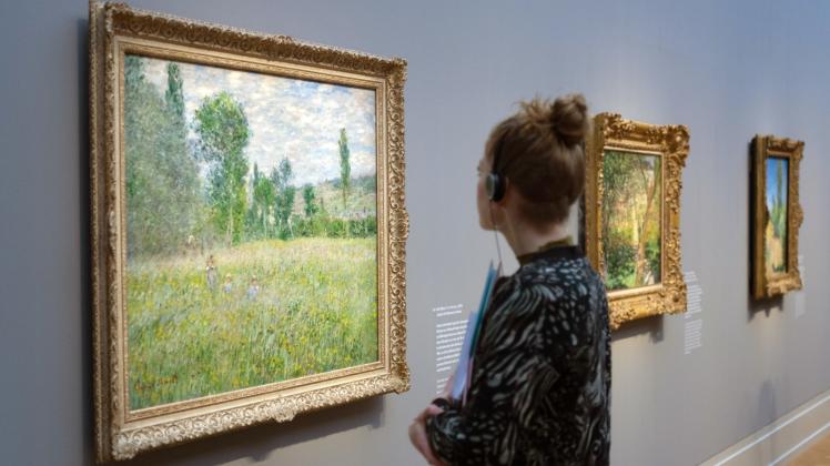 Eine Besucherin bewundert  eines der impressionistischen Monet-Gemälde in der Potsdamer Ausstellung. 