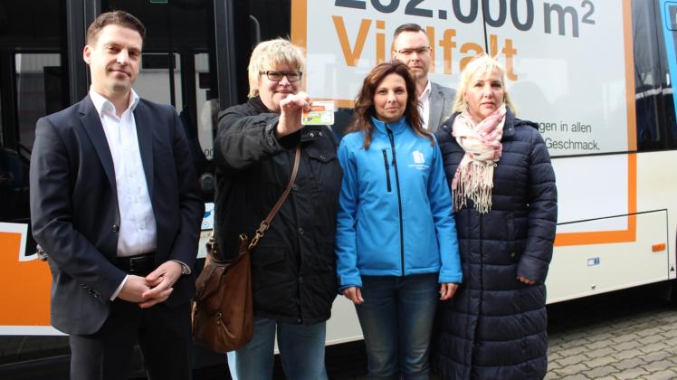 Präsentieren das neue Mieterticket der WGG: Stefan Wiedmer, Geschäftsführer Verkehrsverbund Warnow, Manuela Gaidies, Stephanie May, Rebus-Geschäftsführer Thomas Nienkerk und Ute Frahm (v. l.)