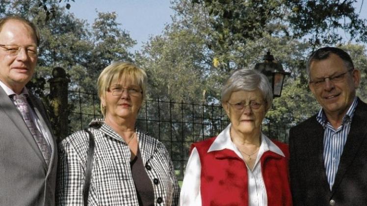 An ihrem 90. Geburtstag hat Elisabeth Hülsebus (2. v. r.) ihr Amt der 2. Vorsitzenden an Adelheid Stell übergeben. Glückwünsche überbrachten der 1. Vorsitzende Klaus Hanekamp (links) und Kassenwart Dieter Rosendahl. 