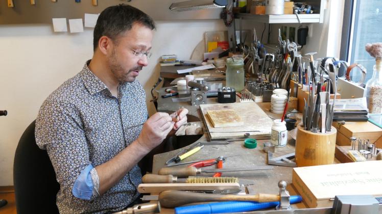 Liebt sein Handwerk: Goldschmied Michael Schoop machte sich mit seiner Firma „Shoop Design“ vor fast 20 Jahren in der Münzstraße selbstständig. 