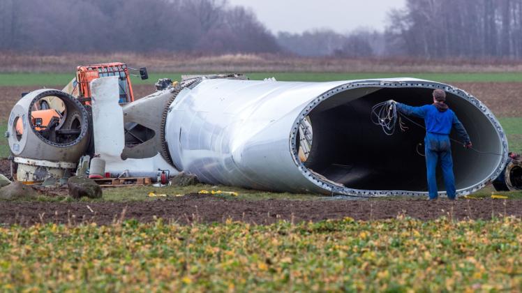 Eine Spezialfirma räumt die abgestürzten Teile der Windkraftanlage bei Wittstock weg. 