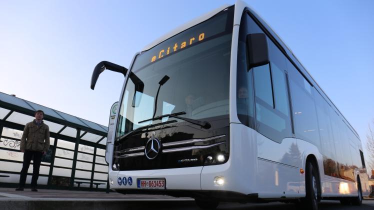 Probebetrieb mit einem E-Citaro-Bus vor dem Bahnhof Hagenow Land vor einem Jahr. In dem Test haben die neuen Busse ihre Tauglichkeit für den Alltag unter Beweis gestellt.