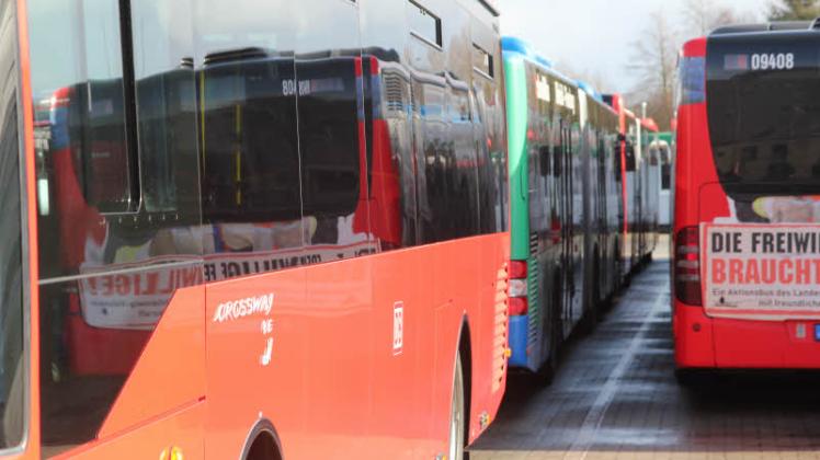 Sie haben bis Freitag Pause: Busse der Firma Autokraft blieben gestern im Depot in Niebül.