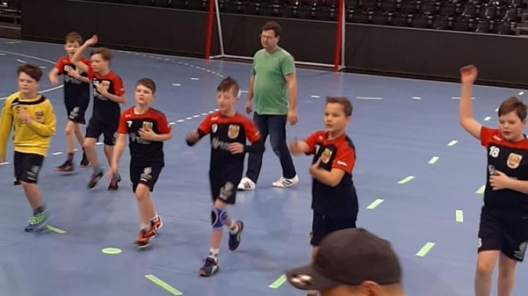 Die Wittenburger Kinder bei Aufwärmübungen in der Flensburg-Arena, sie gewannen in ihrer Altersklasse.