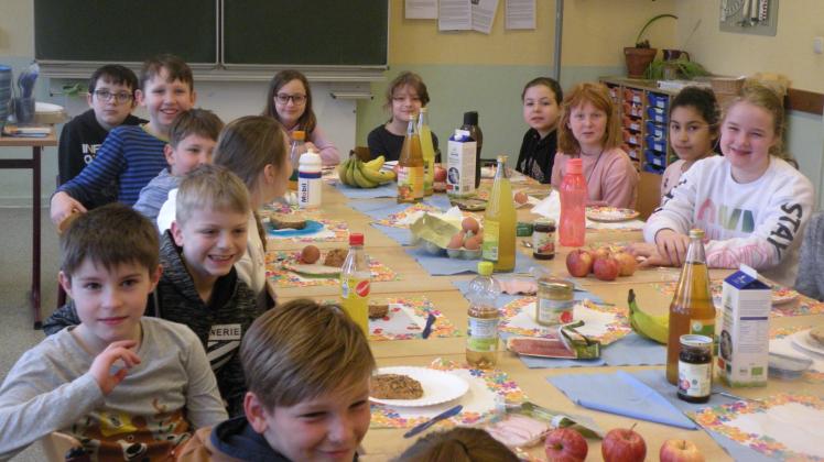 Volle Tische und volle Bäuche gab es am Dienstag bei der Klasse 3a an der Eichenschule in Boizenburg. 