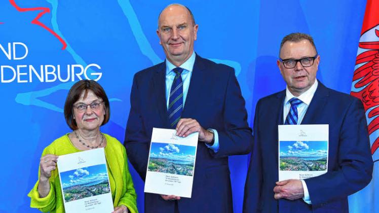 Die stellvertretende Ministerpräsidenten Ursula Nonnemacher (Grüne), Ministerpräsident Dietmar Woidke (SPD) und der stellvertretende Ministerpräsident Michael Stübgen (CDU) präsentierten die 100-Tage-Bilanz der kenia-Koalition. 