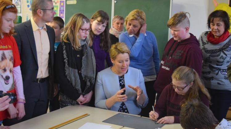 Bundespolitikerin in Neukloster: Familienministerin Franziska Giffey (M.) zu Besuch in der Förderschule. 
