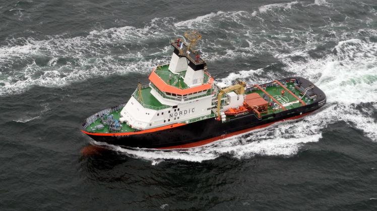 Der Schlepper „Nordic“ ist bei Helgoland positioniert und kam am Dienstag dem unbeladenen Frachter rund 64 Seemeilen vor der Hochseeinsel zu Hilfe.