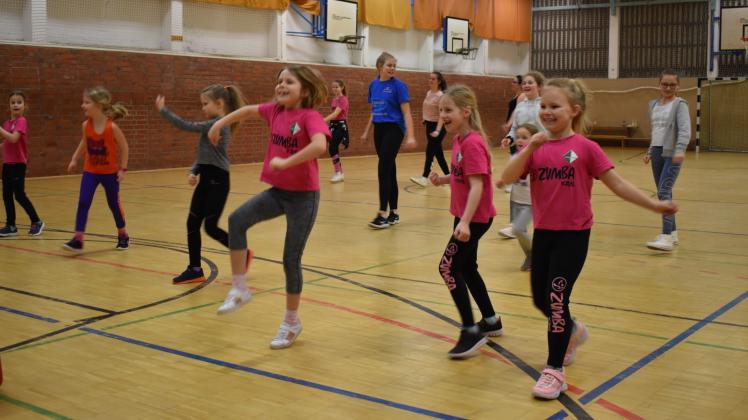 Die Mädchen des Pampower Sportvereins tanzen mit viel Leidenschaft.