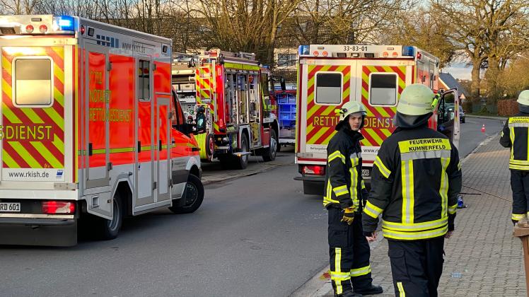 Mit drei Fahrzeugen und 18 Einsatzkräften war die Feuerwehr Kummerfeld in der Dorfstraße im Einsatz, um die Frau zu retten.