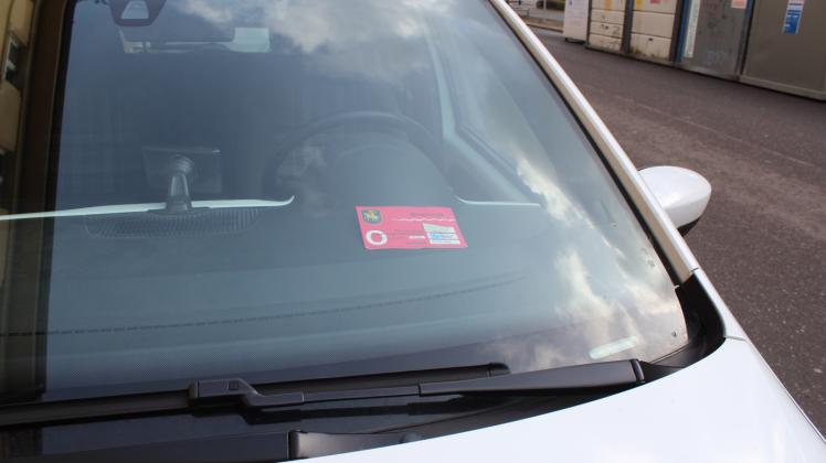 Einen Anspruch auf einen Abstellplatz für ihr Fahrzeug haben Bewohner mit dem Erwerb einer Parkkarte nicht.