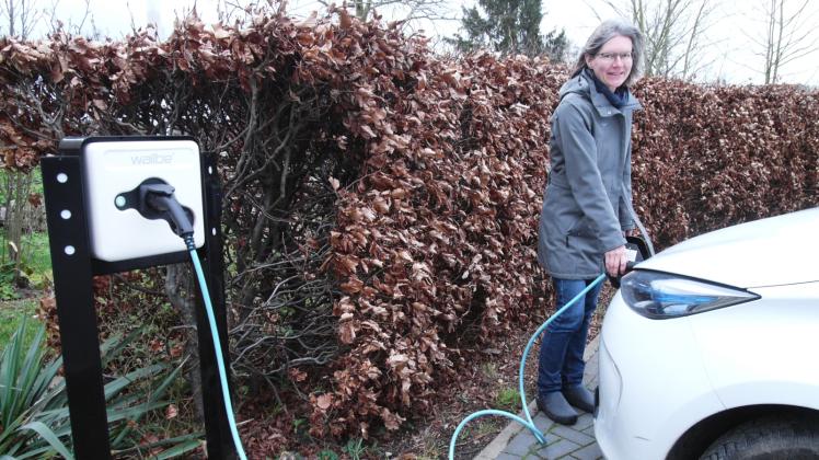 Fährt und tankt elektrisch: Für Steffi Hülße vom Gutshaus Barkow ist die Zukunft der Mobilität schon Gegenwart. 