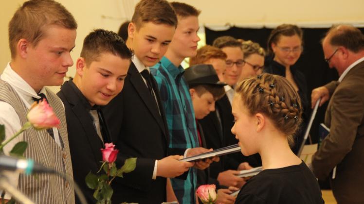 Junge Leute bei der Jugendweihe in Gadebusch. Auch in diesem Jahr soll es wieder solche Feiern im Kreml geben.