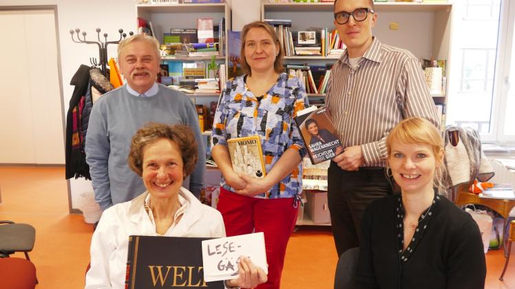 500 Bücher warten in der Bibliothek „Zitrone“ von Sabine Mielke (vorne links) darauf, gelesen zu werden. 