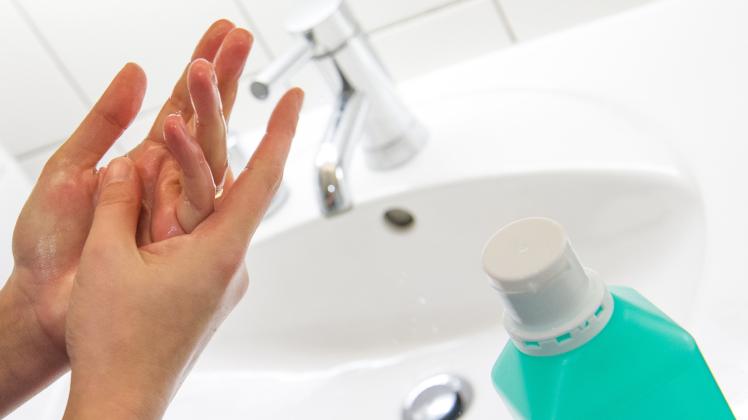 Ausverkauft: Desinfektionsmittel sind in Bützower Apotheken nicht mehr zu bekommen. Aber auch mit normaler Seife kann man sich die Hände gründlich genug reinigen. 