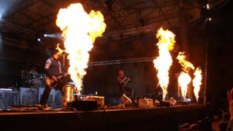 Keine Feuerengel-Show ohne Flammen – Musik und Show kommen dem Original nahe. 