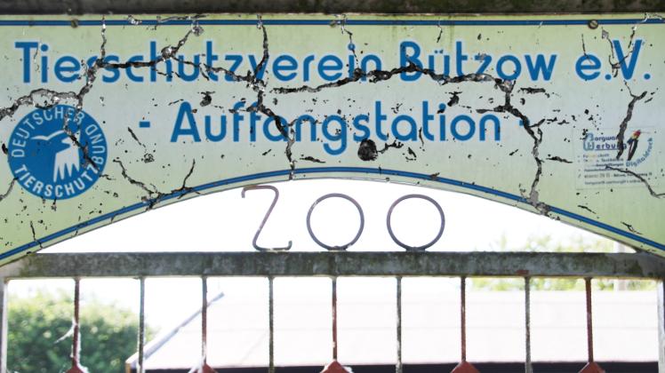 Per Fotomontage wurde das Schild des Bützower Tierschutzvereins zum Bröckeln gebracht. Aber der Verein bröckelt tatsächlich. 