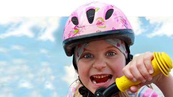 girl with helmet on bicycle model released Symbolfoto PUBLICATIONxINxGERxSUIxAUTxONLY Copyright xvb
