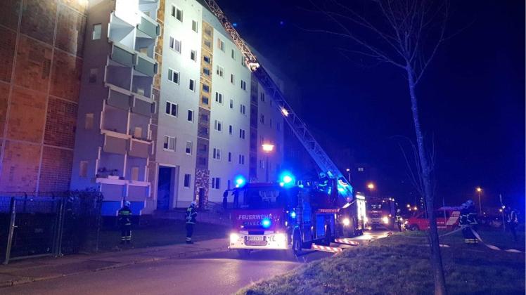 Feuerwehren im Großeinsatz: Wohnung im 6. Stock von Wohnhaus brennt aus - 10 Menschen in Sicherheit gebracht - keine Verletzten