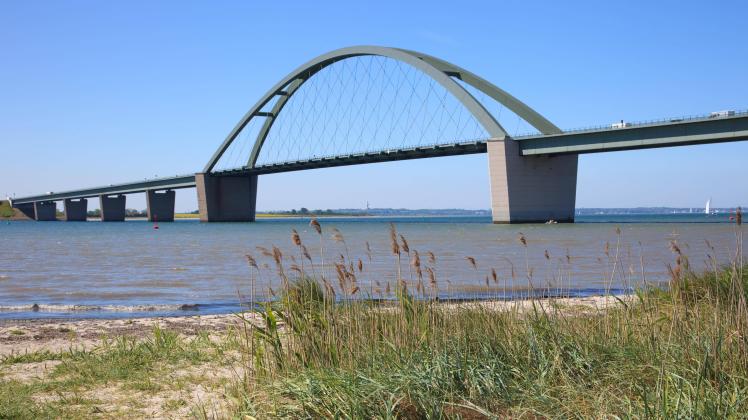Der Fehmarnsundtunnel soll in Zukunft die Brücke ersetzen.