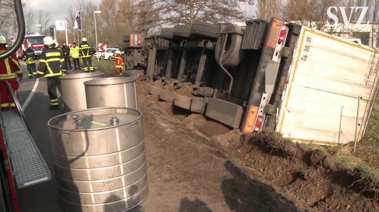 Lastwagen mit 21 Tonnen Stahl an Bord stürzt bei Rostock in Graben Lastwagen mit 21 Tonnen Stahl an Bord stürzt bei Rostock in Graben