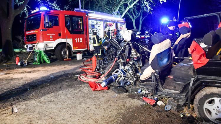 Nach Unfall: Fahrer über Zwei Stunden Im Auto Eingeklemmt – Leben | SHZ