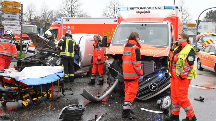 Rettungswagen Auf Einsatzfahrt Verunglückt Drei Verletzte Shz 