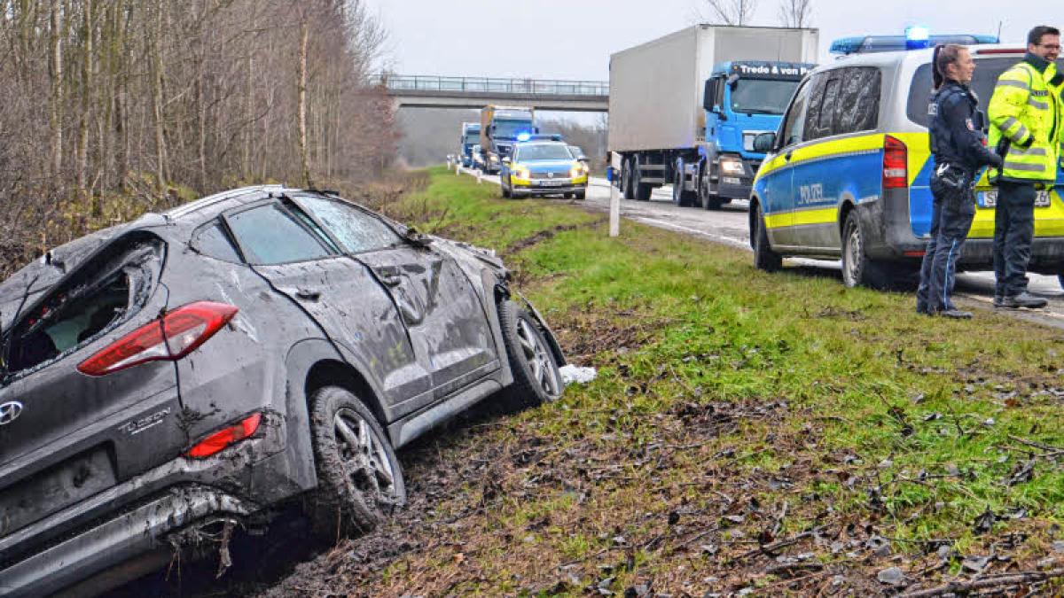 Unfall Auf Der B5: Auto überschlägt Sich Und Landet Im Straßengra | SHZ