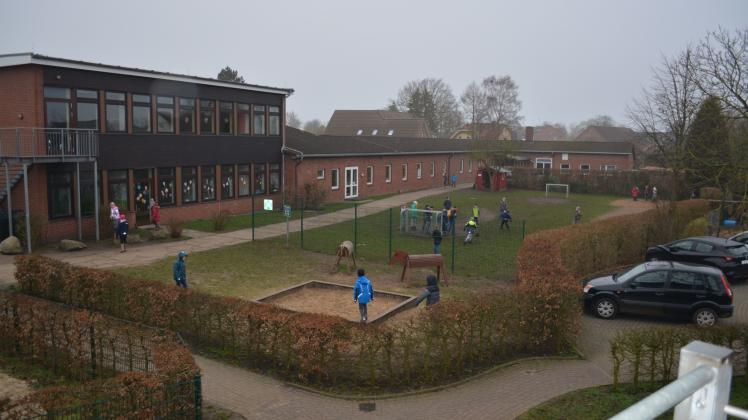 Auf dem Gelände hinter der Holmer Grundschule ist im Laufe der vergangenen Jahre immer wieder umgestaltet worden. Es gab einen Schulgarten, später einen Sandhügel. Nun soll das Areal bebaut werden, ein Innenhof den Mittelpunkt bilden. 