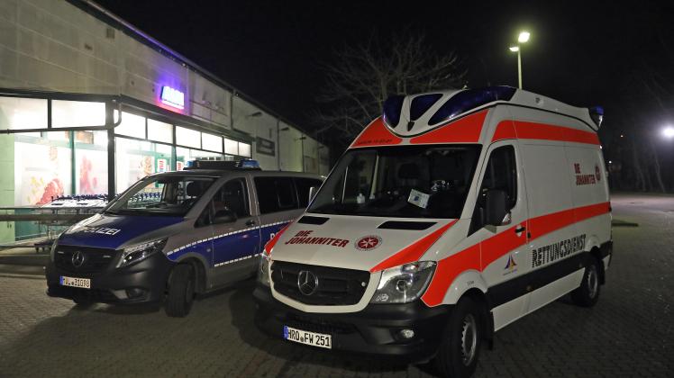 Überfallversuch auf Rostocker Aldi-Markt: Messermann wird durch lautes Klingeln aufgeschreckt und flüchtet ohne Beute - Festnahme nach kurzer Flucht 