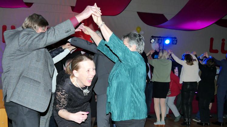 Die schönsten Fotos vom Fastnachtsboßeln: Rauschende Ballnacht in der Gardinger Dreilandenhalle Un weiter geht's mit der Polonaise.