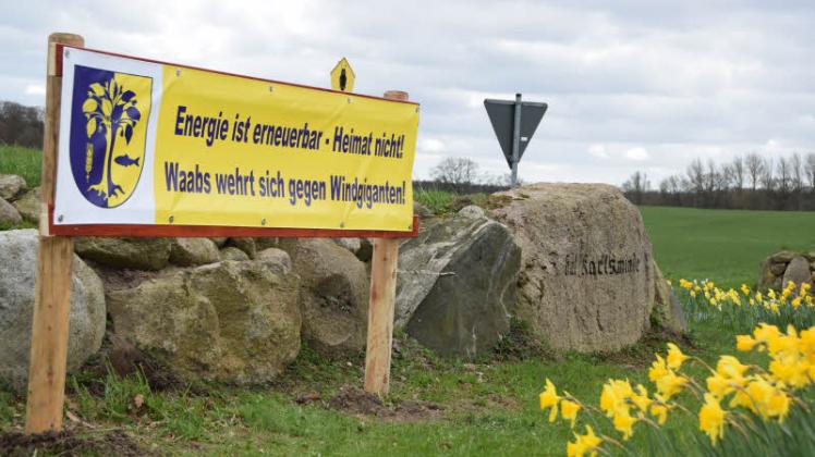 Seit über einem Jahr wehrt sich die Gemeinde Waabs mit Bannern gegen den vom Land vorgesehenen Ausbau der Windkraft.